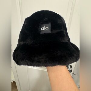 ALO yoga faux fur bucket hat s/m
